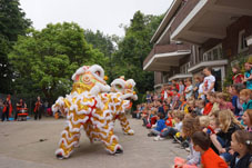 Leeuwendans Kung Fu demo & Kung Fu workshop voor 600 kinderen Montessoribasisschool De Elzen te Tilburg